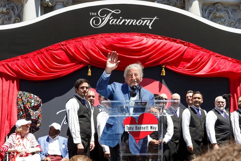 因为市歌，这座城市为他举办了铜像揭幕仪式活动，还有街道的命名 美陈网站 美陈前沿 