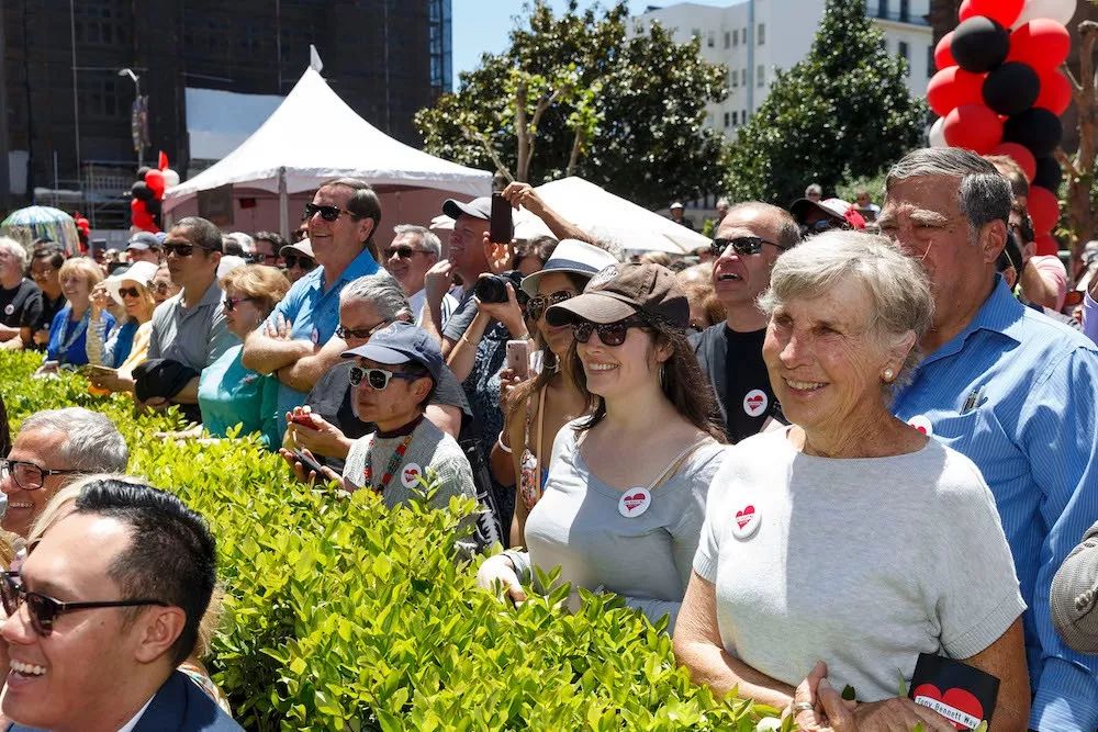 因为市歌，这座城市为他举办了铜像揭幕仪式活动，还有街道的命名 美陈网站 美陈前沿 