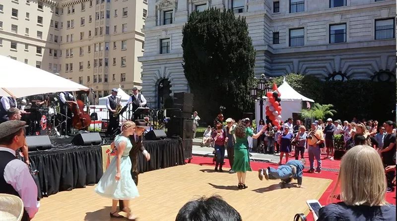 因为市歌，这座城市为他举办了铜像揭幕仪式活动，还有街道的命名 美陈网站 美陈前沿 