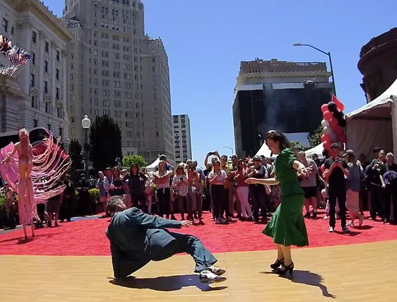 因为市歌，这座城市为他举办了铜像揭幕仪式活动，还有街道的命名 美陈网站 美陈前沿 