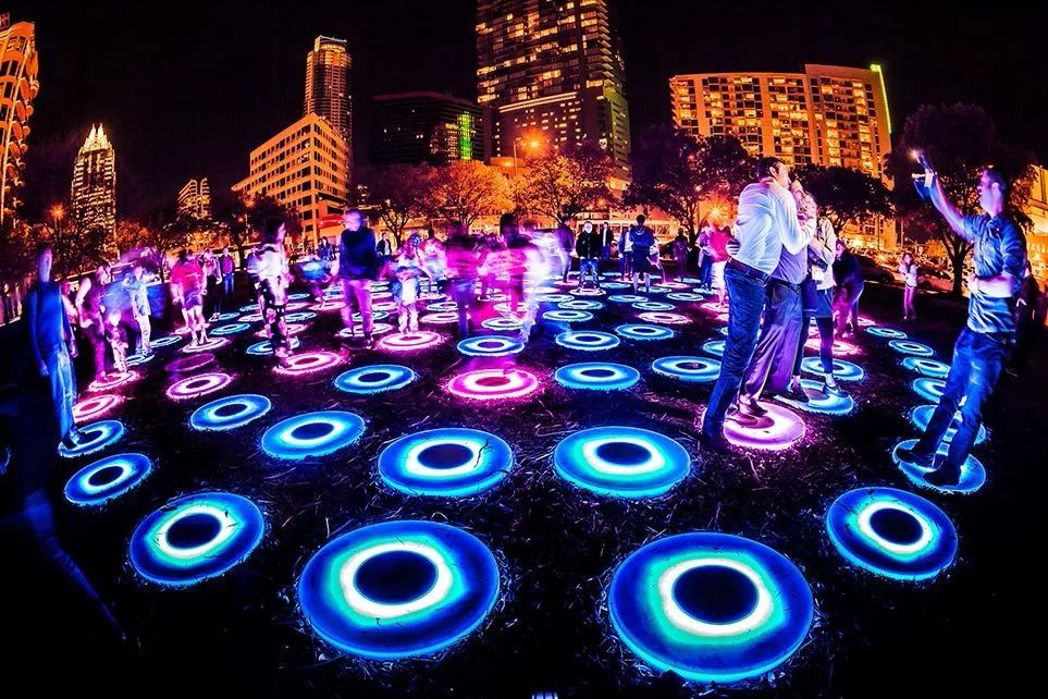 以光为契机，艺术展览活动让夏日的美梦这般延长 美陈网站 美陈前沿 