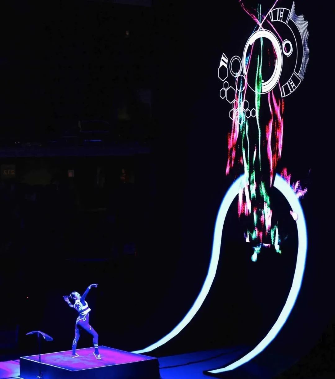 用动作就能操纵视觉的演出活动未来气息满满，身临其境的视觉效果很大胆 美陈网站 美陈前沿 