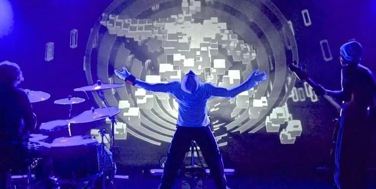 用动作就能操纵视觉的演出活动未来气息满满，身临其境的视觉效果很大胆 美陈网站 美陈前沿 