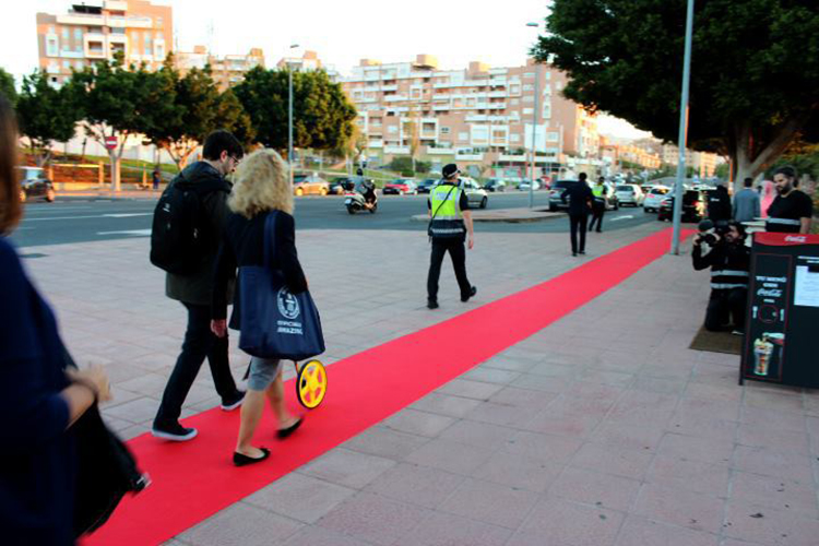 只用一条红地毯就把开业庆典活动中的临时演员变成了真正的明星 美陈网站 美陈前沿 