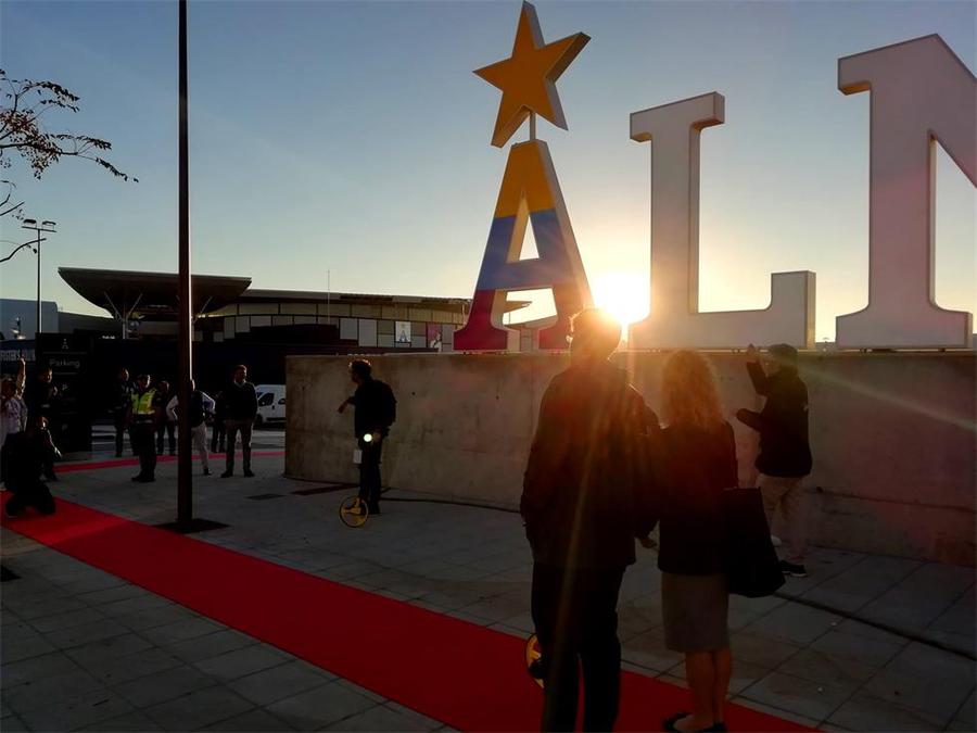 只用一条红地毯就把开业庆典活动中的临时演员变成了真正的明星 美陈网站 美陈前沿 