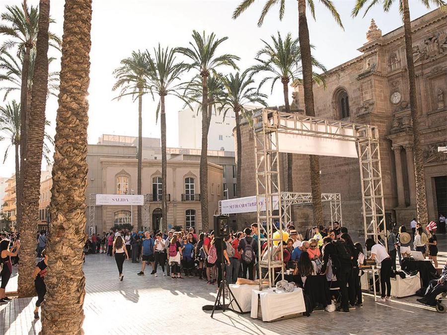 只用一条红地毯就把开业庆典活动中的临时演员变成了真正的明星 美陈网站 美陈前沿 