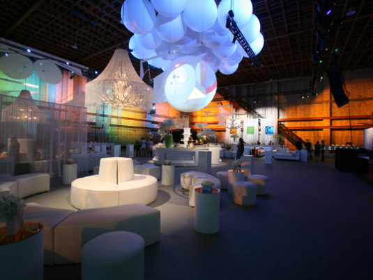 动画剧集的十周年庆典活动现场风趣幽默，剪纸技术也被应用在活动装饰上 美陈网站 美陈前沿 