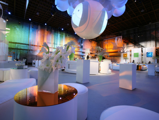 动画剧集的十周年庆典活动现场风趣幽默，剪纸技术也被应用在活动装饰上 美陈网站 美陈前沿 