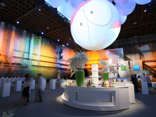 动画剧集的十周年庆典活动现场风趣幽默，剪纸技术也被应用在活动装饰上 美陈网站 美陈前沿 