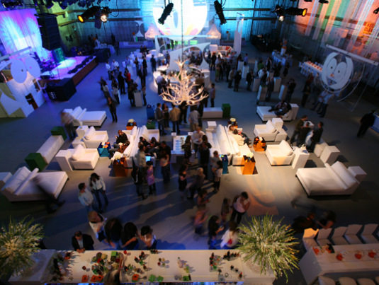 动画剧集的十周年庆典活动现场风趣幽默，剪纸技术也被应用在活动装饰上 美陈网站 美陈前沿 