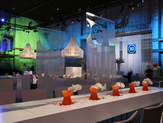 动画剧集的十周年庆典活动现场风趣幽默，剪纸技术也被应用在活动装饰上 美陈网站 美陈前沿 