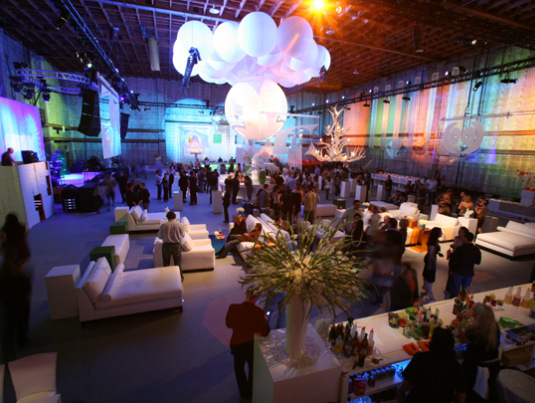 动画剧集的十周年庆典活动现场风趣幽默，剪纸技术也被应用在活动装饰上 美陈网站 美陈前沿 