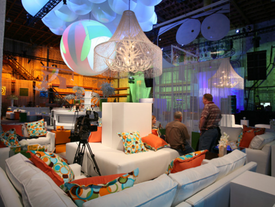 动画剧集的十周年庆典活动现场风趣幽默，剪纸技术也被应用在活动装饰上 美陈网站 美陈前沿 