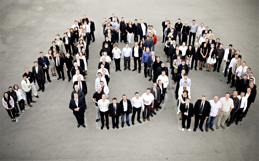 周年庆典派对活动上创造的品牌标志营造了一个巧妙的视觉效果 美陈网站 美陈前沿 