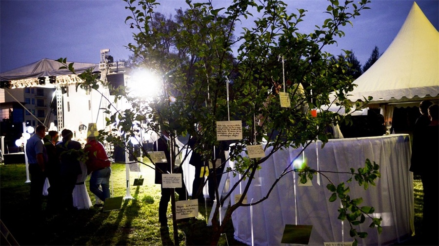 周年庆典派对活动上创造的品牌标志营造了一个巧妙的视觉效果 美陈网站 美陈前沿 