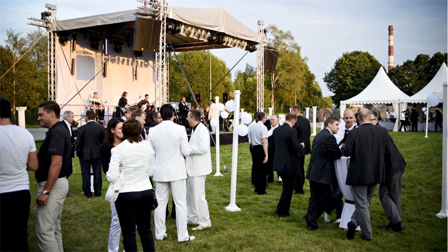 周年庆典派对活动上创造的品牌标志营造了一个巧妙的视觉效果 美陈网站 美陈前沿 