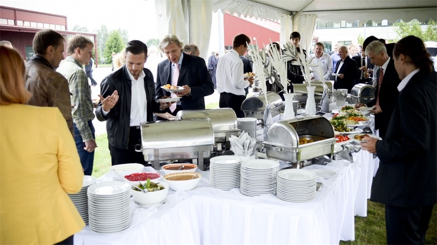 周年庆典派对活动上创造的品牌标志营造了一个巧妙的视觉效果 美陈网站 美陈前沿 