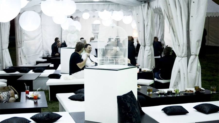 周年庆典派对活动上创造的品牌标志营造了一个巧妙的视觉效果 美陈网站 美陈前沿 