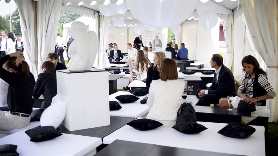 周年庆典派对活动上创造的品牌标志营造了一个巧妙的视觉效果 美陈网站 美陈前沿 