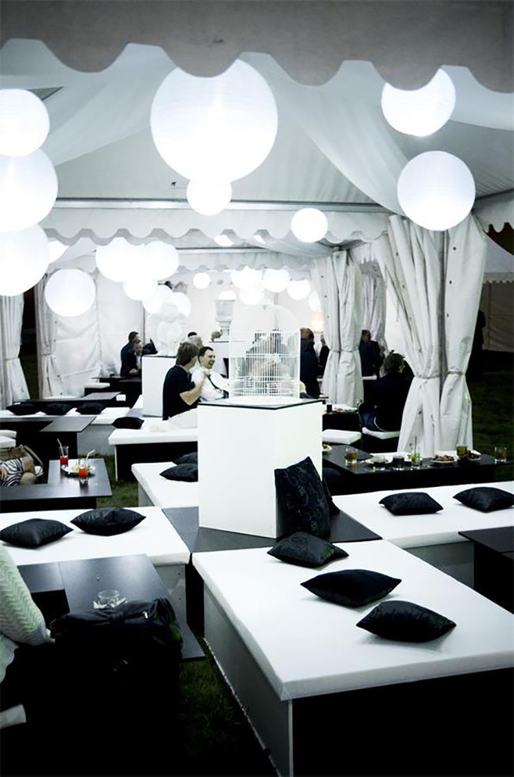 周年庆典派对活动上创造的品牌标志营造了一个巧妙的视觉效果 美陈网站 美陈前沿 