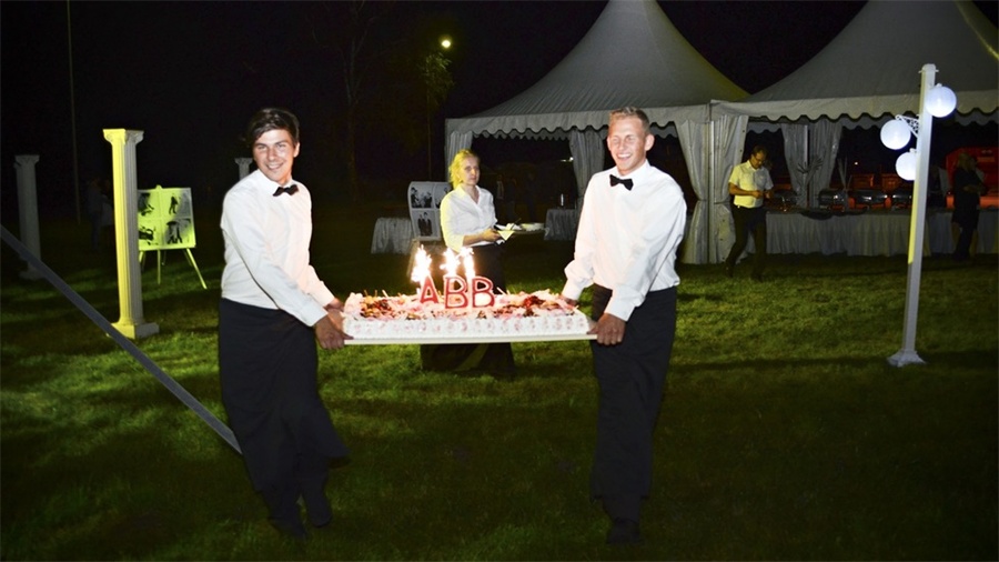 周年庆典派对活动上创造的品牌标志营造了一个巧妙的视觉效果 美陈网站 美陈前沿 