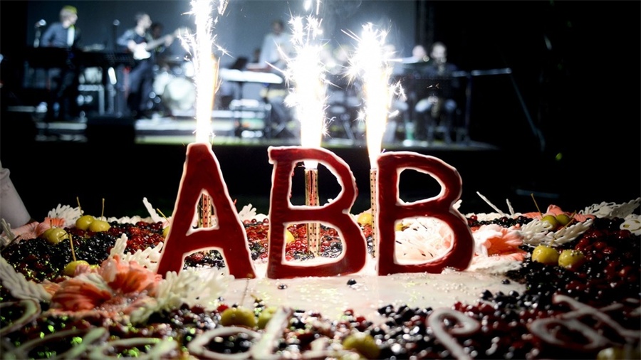 周年庆典派对活动上创造的品牌标志营造了一个巧妙的视觉效果 美陈网站 美陈前沿 