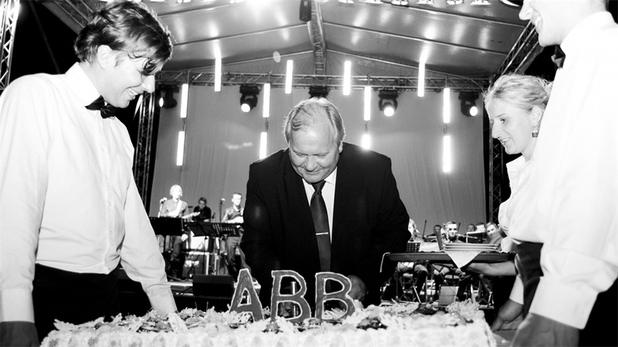 周年庆典派对活动上创造的品牌标志营造了一个巧妙的视觉效果 美陈网站 美陈前沿 