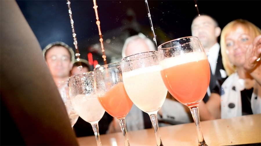 周年庆典派对活动上创造的品牌标志营造了一个巧妙的视觉效果 美陈网站 美陈前沿 