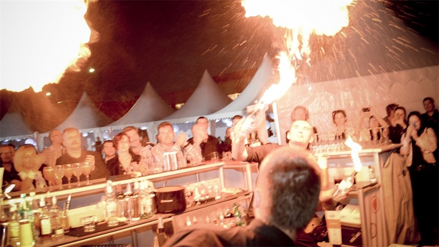 周年庆典派对活动上创造的品牌标志营造了一个巧妙的视觉效果 美陈网站 美陈前沿 