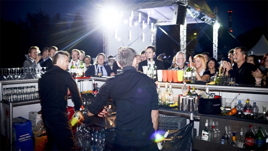 周年庆典派对活动上创造的品牌标志营造了一个巧妙的视觉效果 美陈网站 美陈前沿 