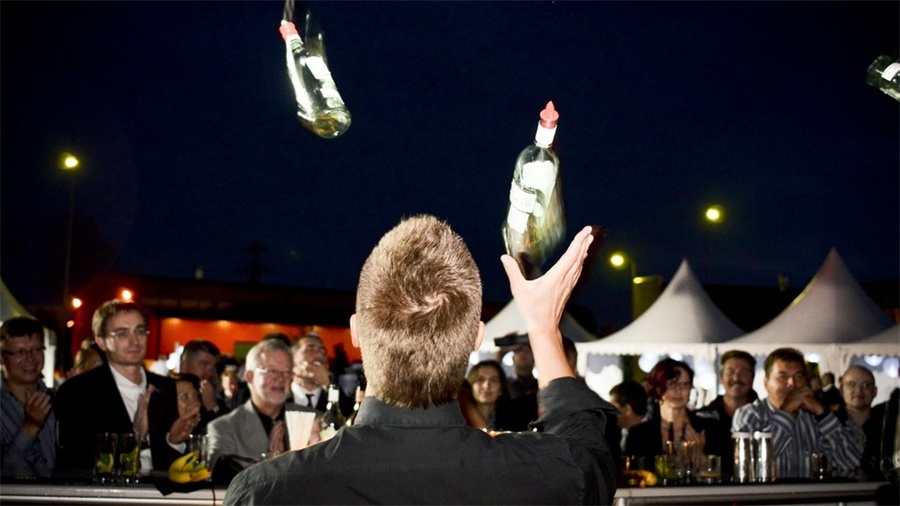 周年庆典派对活动上创造的品牌标志营造了一个巧妙的视觉效果 美陈网站 美陈前沿 