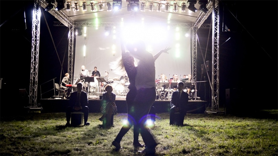 周年庆典派对活动上创造的品牌标志营造了一个巧妙的视觉效果 美陈网站 美陈前沿 