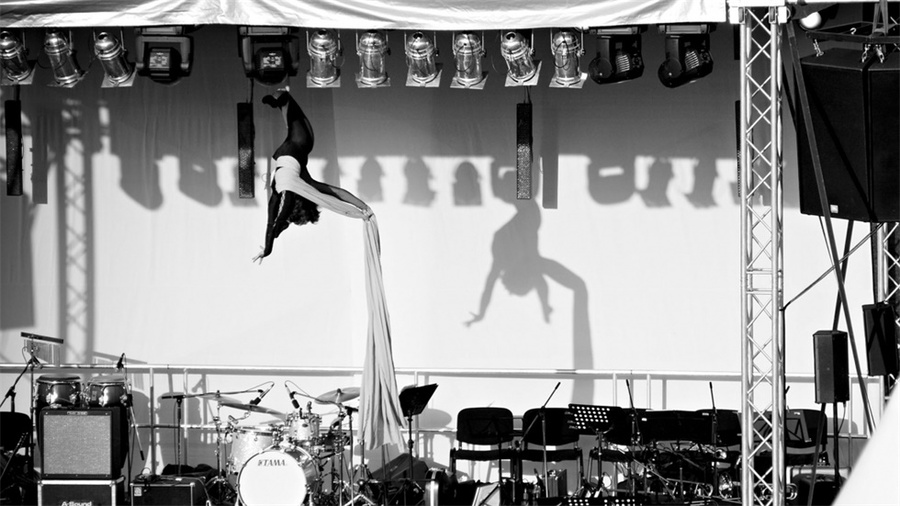 周年庆典派对活动上创造的品牌标志营造了一个巧妙的视觉效果 美陈网站 美陈前沿 