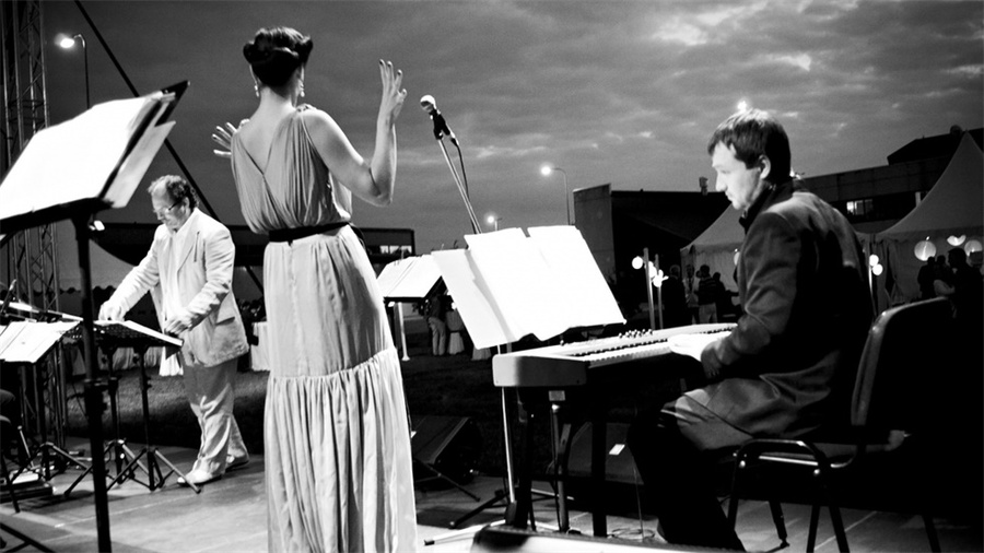 周年庆典派对活动上创造的品牌标志营造了一个巧妙的视觉效果 美陈网站 美陈前沿 