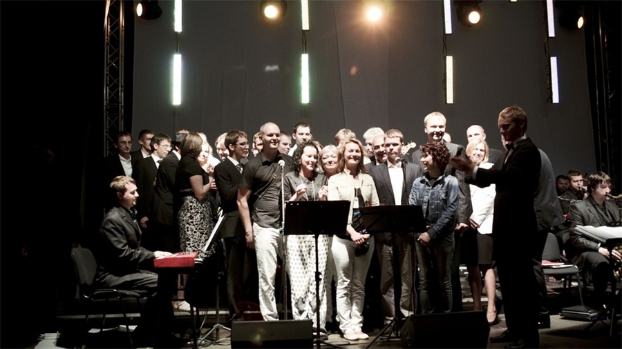 周年庆典派对活动上创造的品牌标志营造了一个巧妙的视觉效果 美陈网站 美陈前沿 