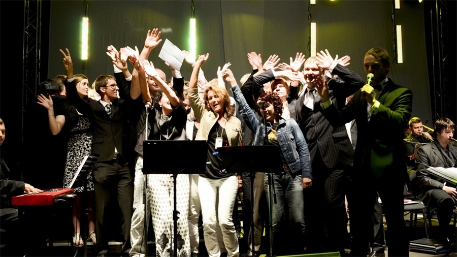 周年庆典派对活动上创造的品牌标志营造了一个巧妙的视觉效果 美陈网站 美陈前沿 