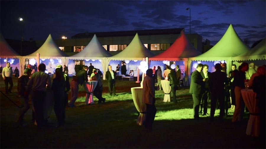 周年庆典派对活动上创造的品牌标志营造了一个巧妙的视觉效果 美陈网站 美陈前沿 