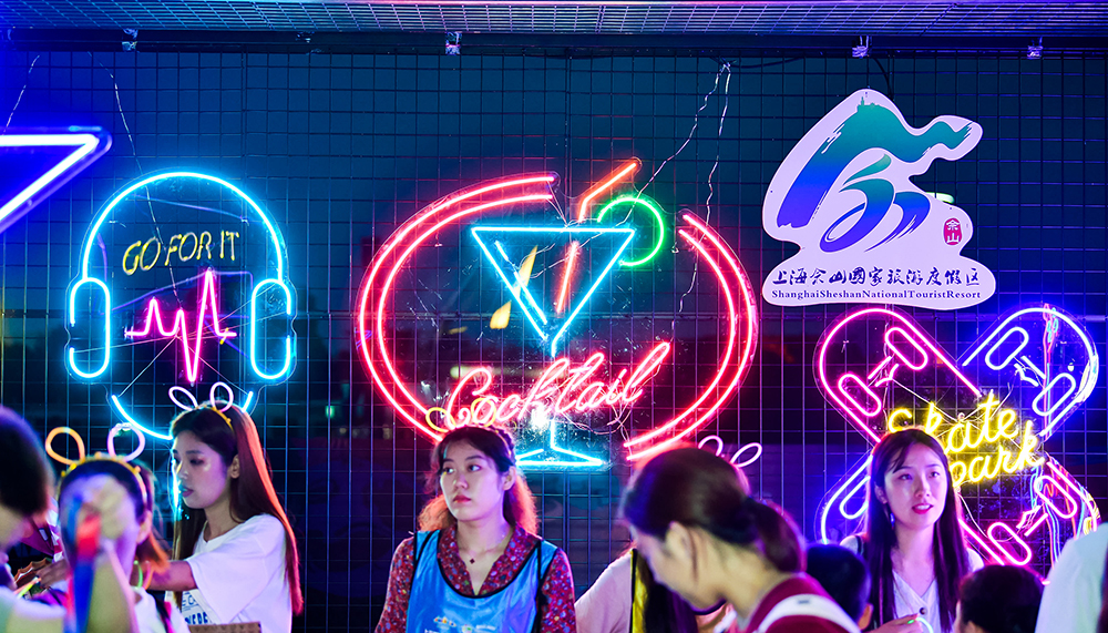 上海欢乐谷EV电音节活动化身迷幻宇宙，策划的主题派对燃爆夏日 美陈网站 美陈前沿 