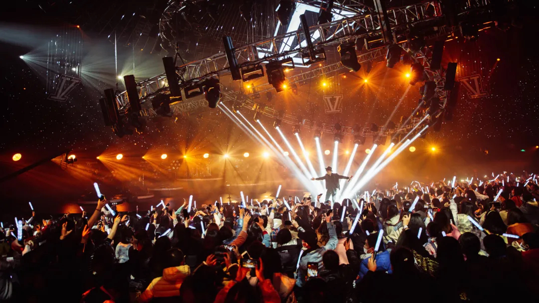 WE·LIVE生日演唱会活动策划的科幻风舞美，是星海的冲动之门 美陈网站 美陈前沿 