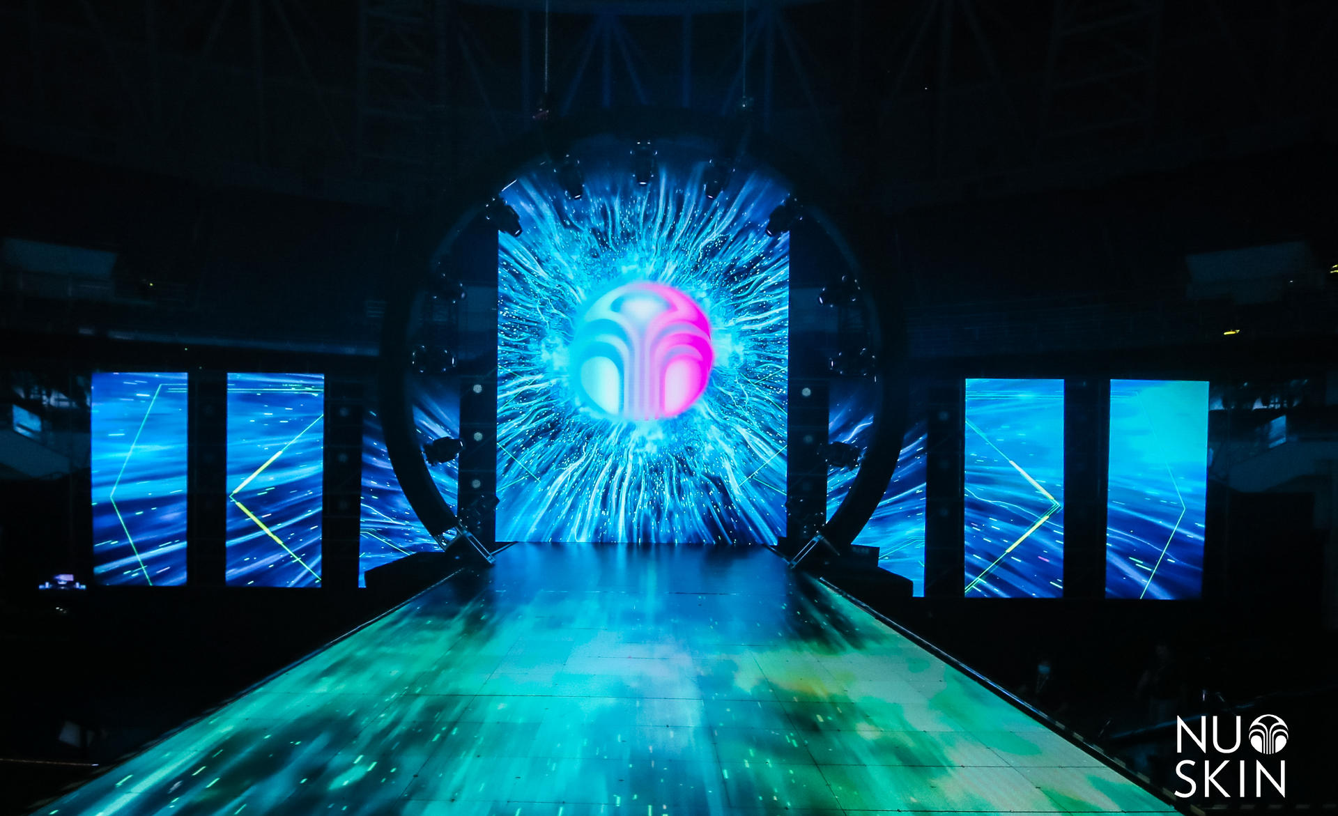 如新超级年会活动策划以年轻人喜欢的方式点燃了全场激情 美陈网站 美陈前沿 