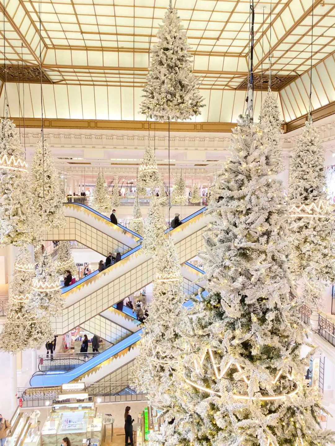 法国乐蓬马歇百货「森林之王」圣诞展览活动策划虽然简约却很梦幻