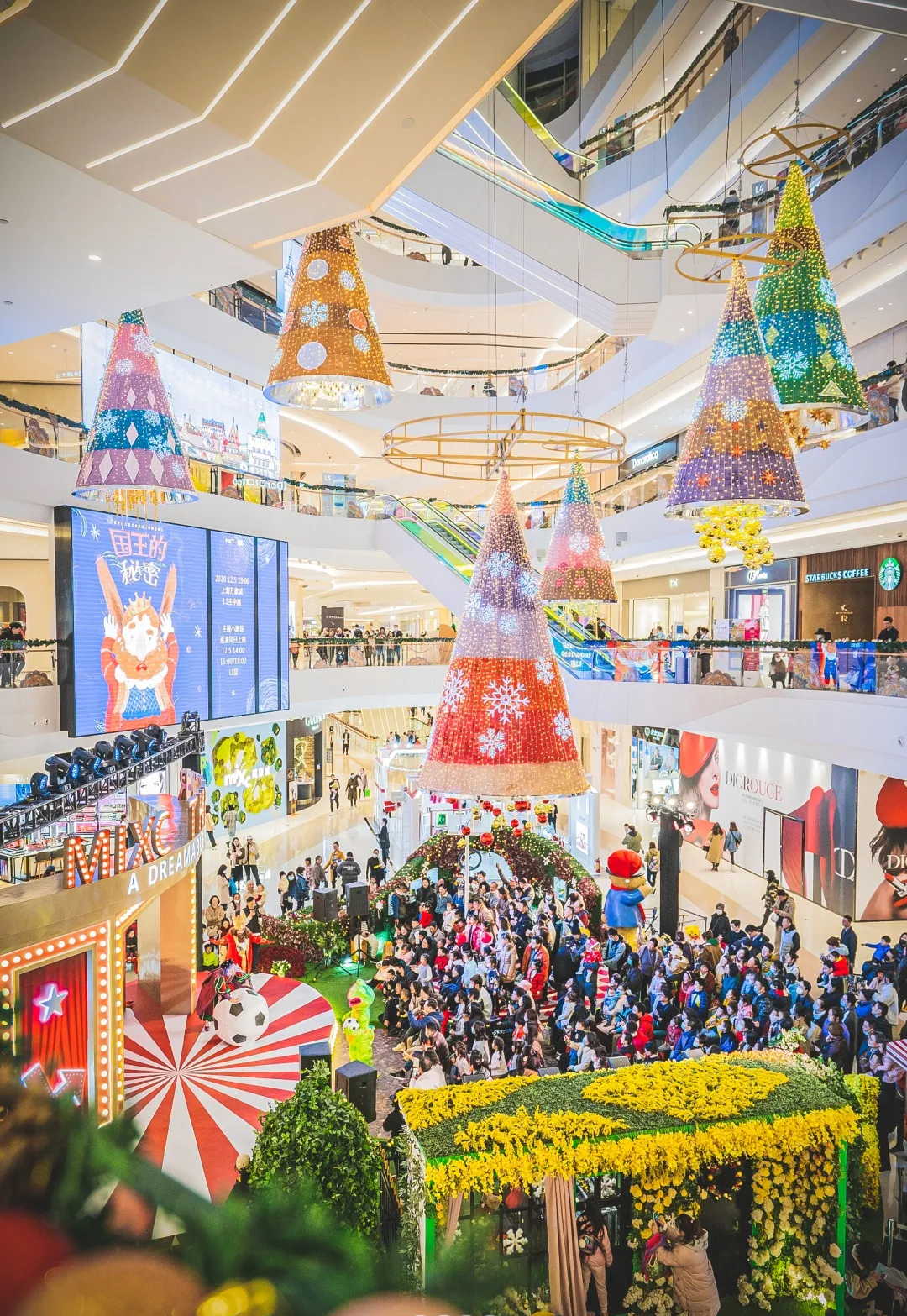 爱乐圣诞季活动策划的圣诞树居然悬浮在空中，仿佛误入天空之城