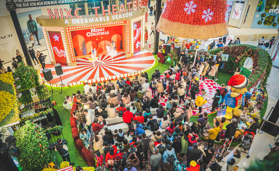 爱乐圣诞季活动策划的圣诞树居然悬浮在空中,仿佛误入天空之城