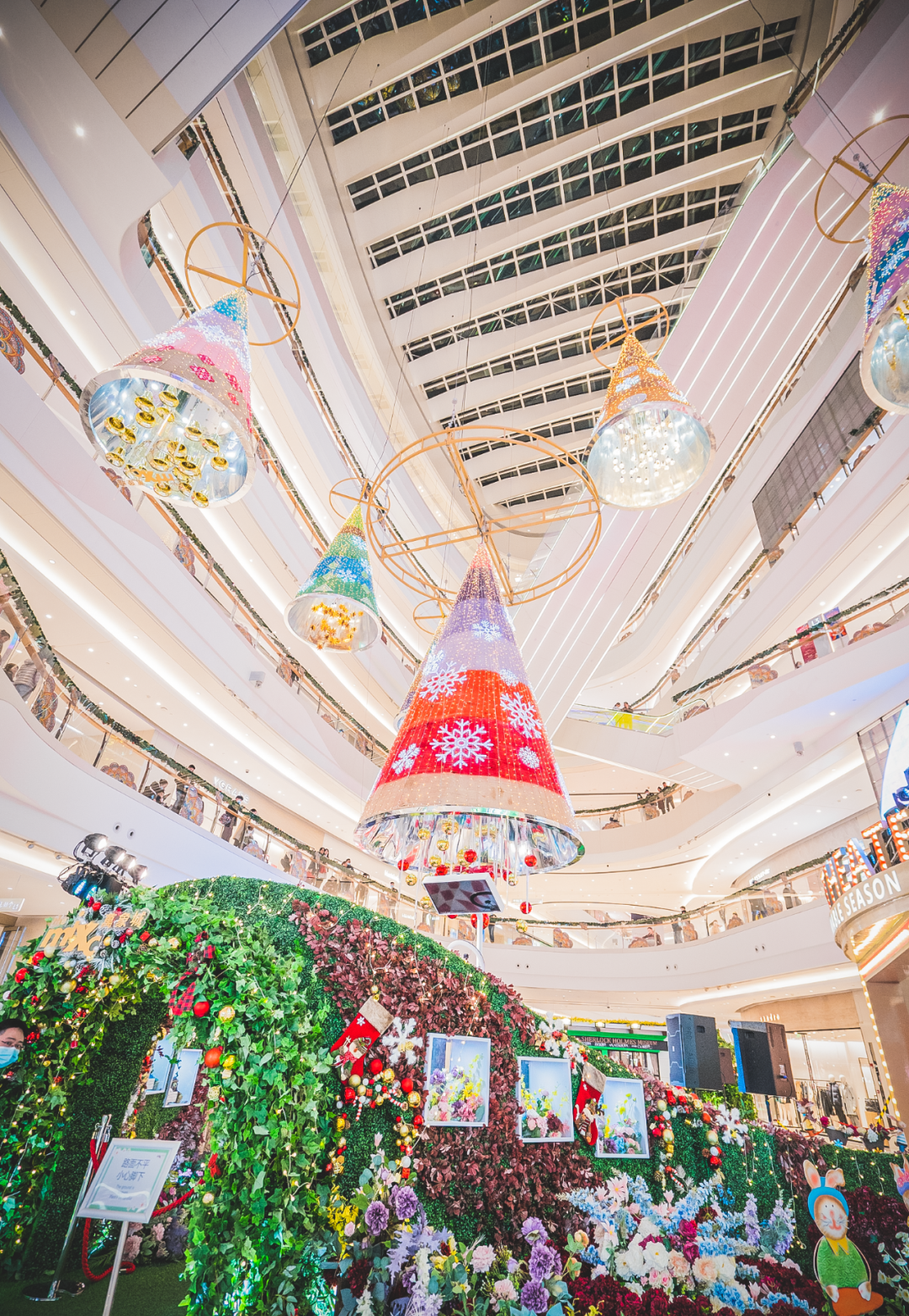 爱乐圣诞季活动策划的圣诞树居然悬浮在空中,仿佛误入天空之城