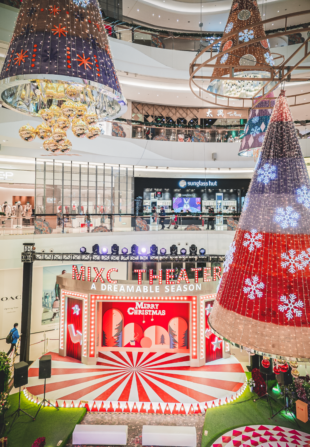 爱乐圣诞季活动策划的圣诞树居然悬浮在空中,仿佛误入天空之城