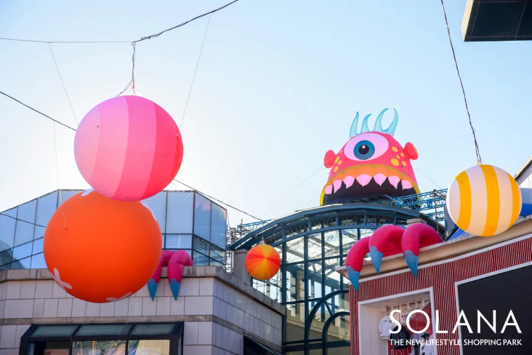 听说今年的蓝色港湾灯光节活动策划被一群怪兽占据了风头