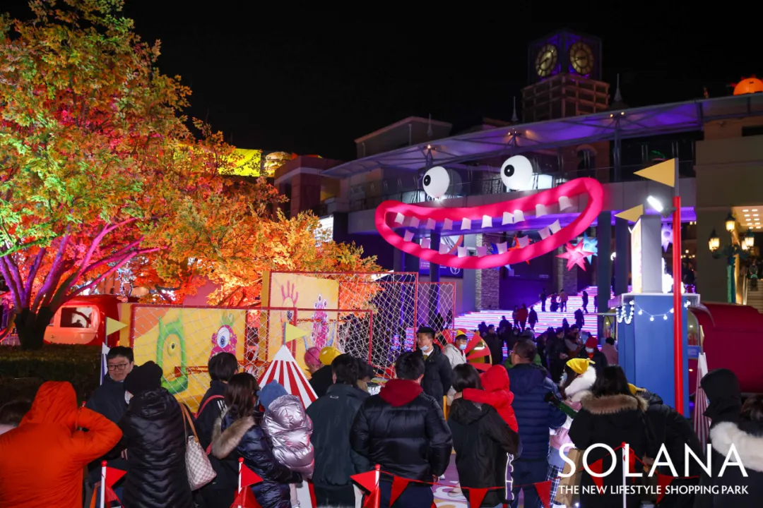 听说今年的蓝色港湾灯光节活动策划被一群怪兽占据了风头