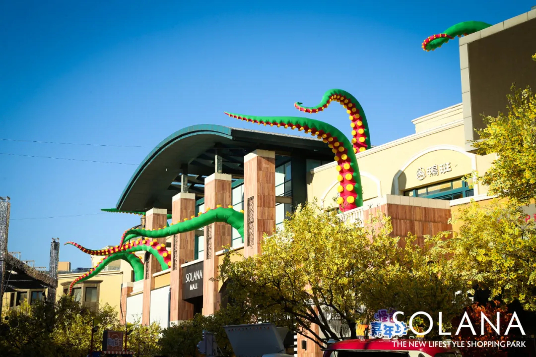 听说今年的蓝色港湾灯光节活动策划被一群怪兽占据了风头