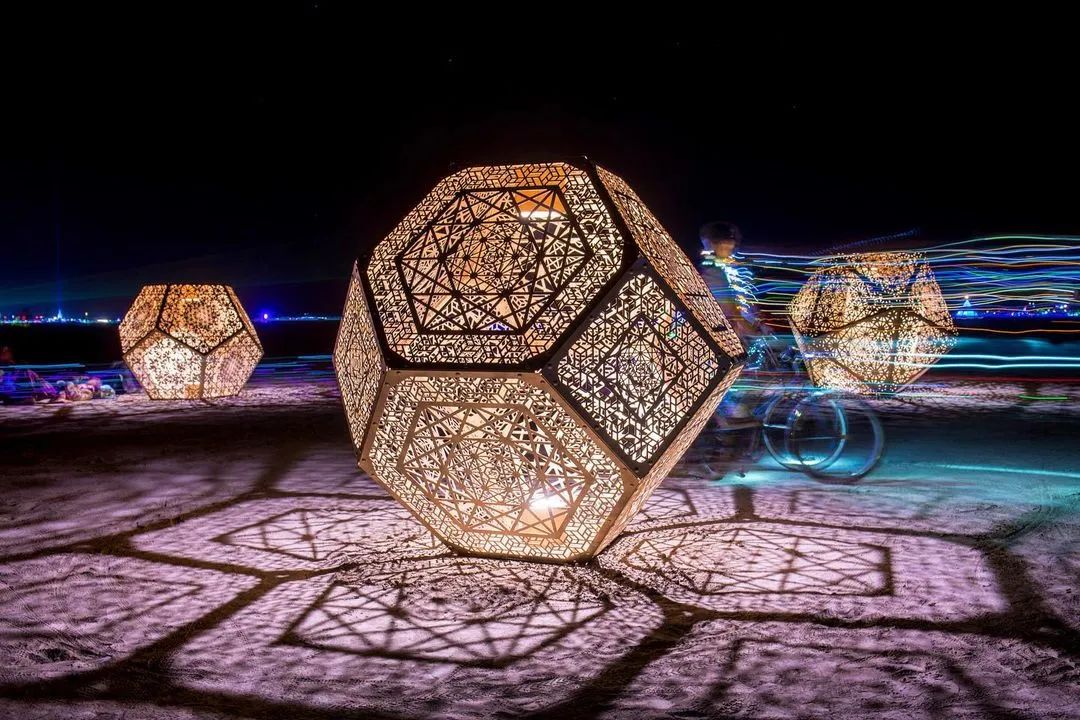 看这个展览活动策划的艺术装置The Walk of Wonders,互动体验超强