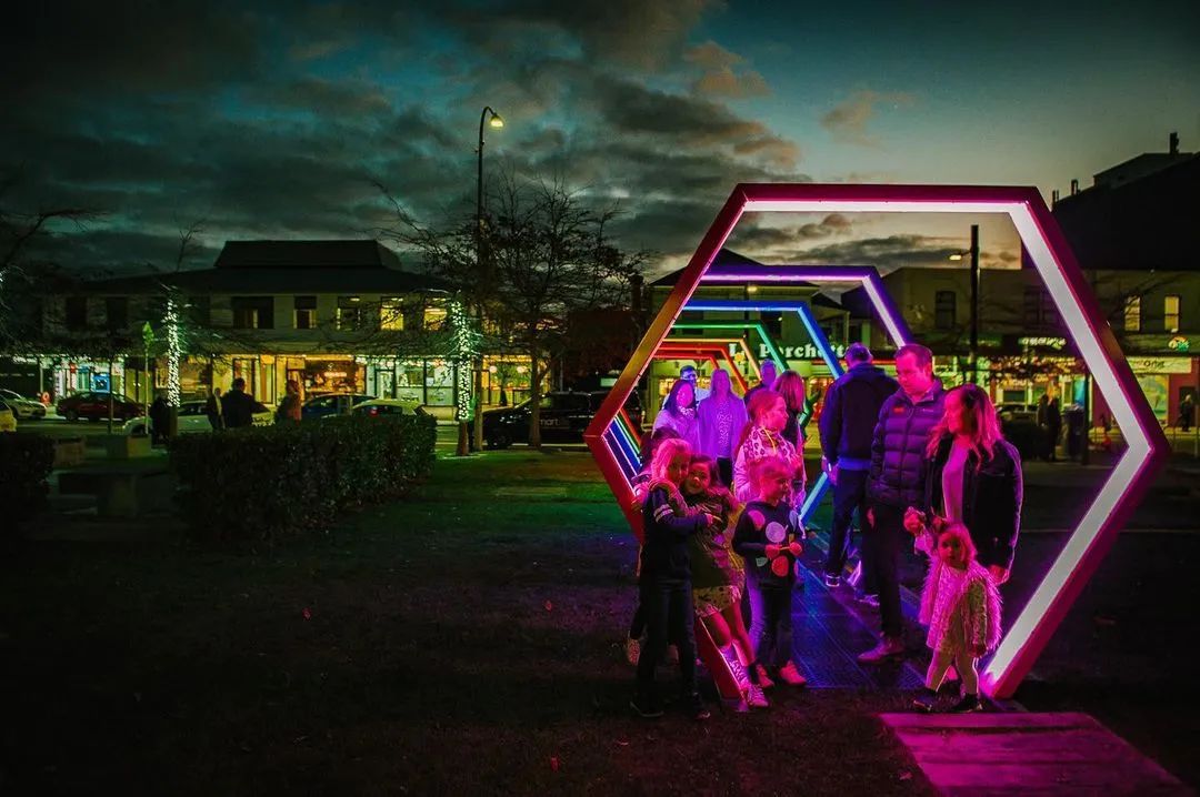 看这个展览活动策划的艺术装置The Walk of Wonders,互动体验超强